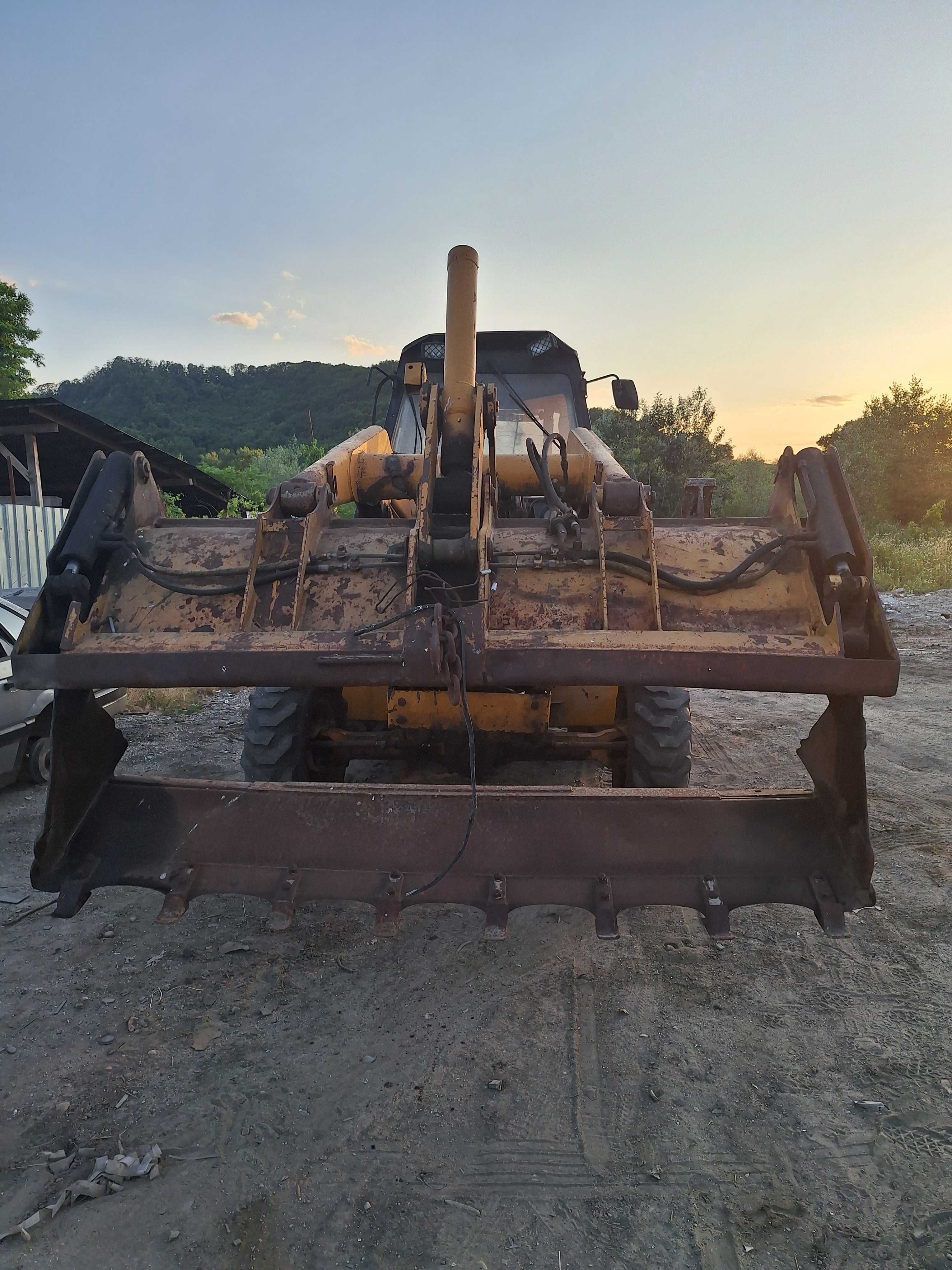 Buldoexcavator  caterpillar