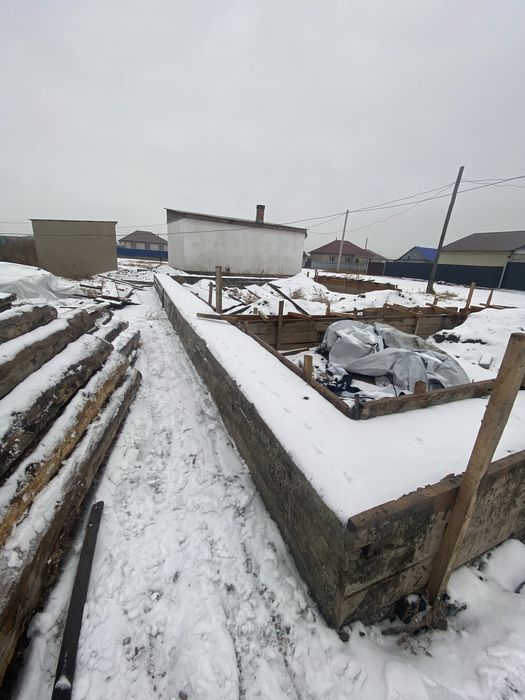 Продам участок готовый фундамент , шпальный дом на разбор