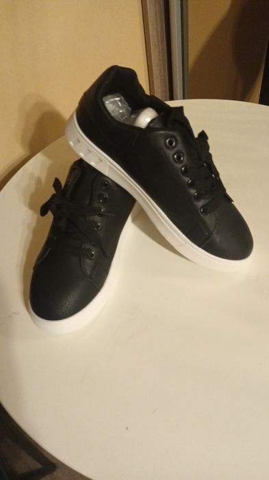 Vând adidasi /pantofi casual pt barbati