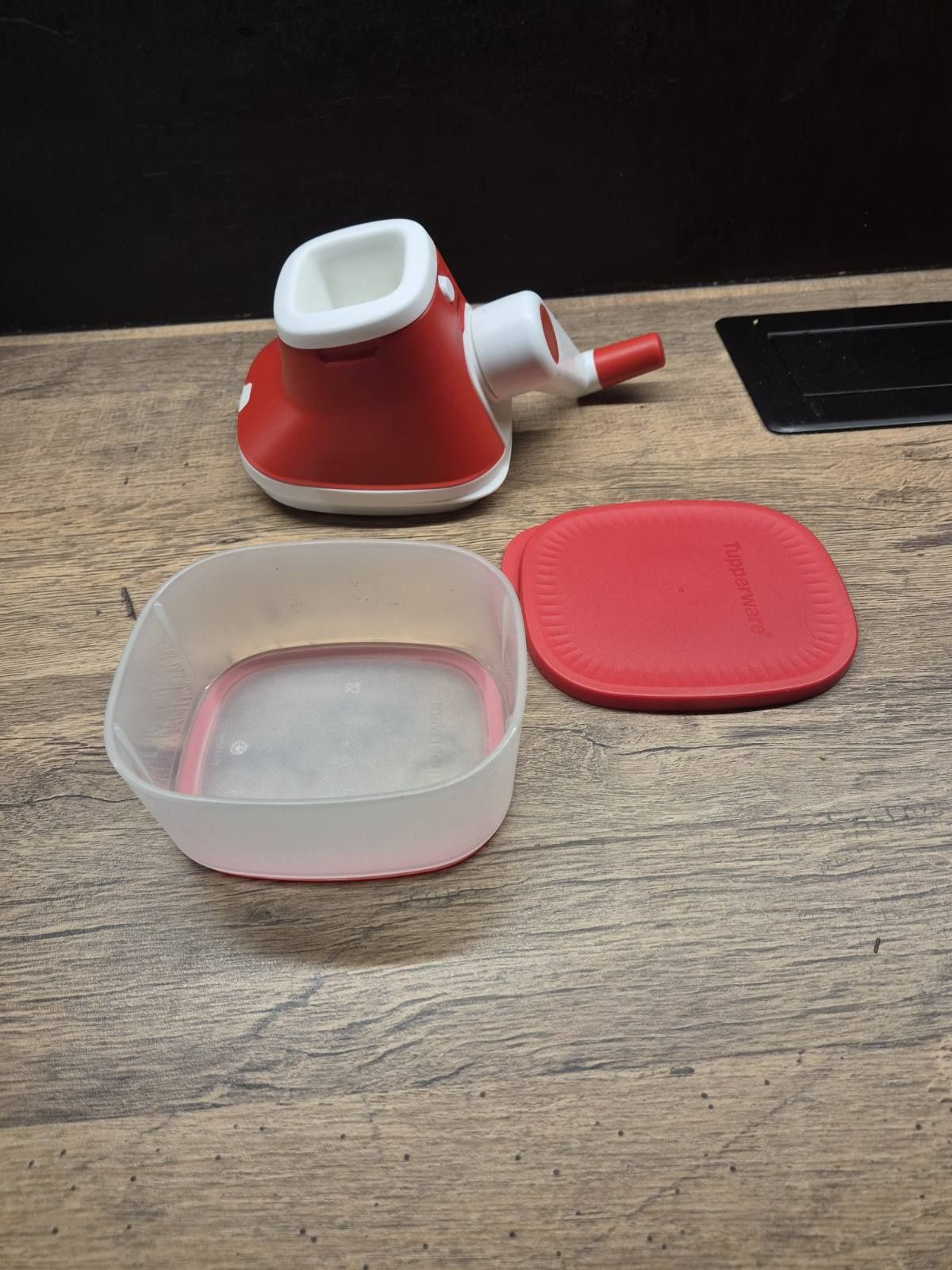 Мелничка ренде Tupperware за кашкавал и твърди сирена