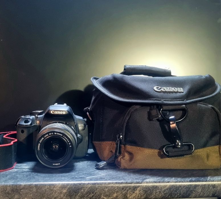 Зеркальный Фотоаппарат Canon 650D, сумка, вспышка
