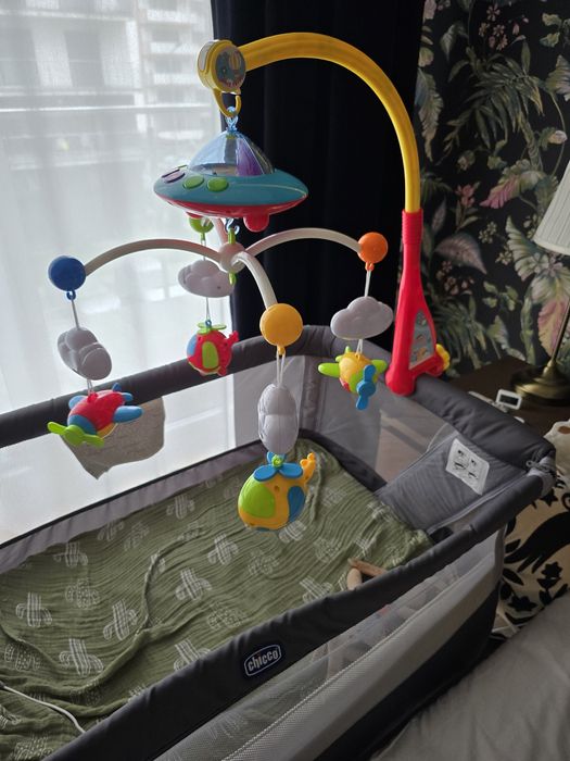 Patut atasabil Chicco Next2Me PopUp + BONUS carsuel și saltea muzicala