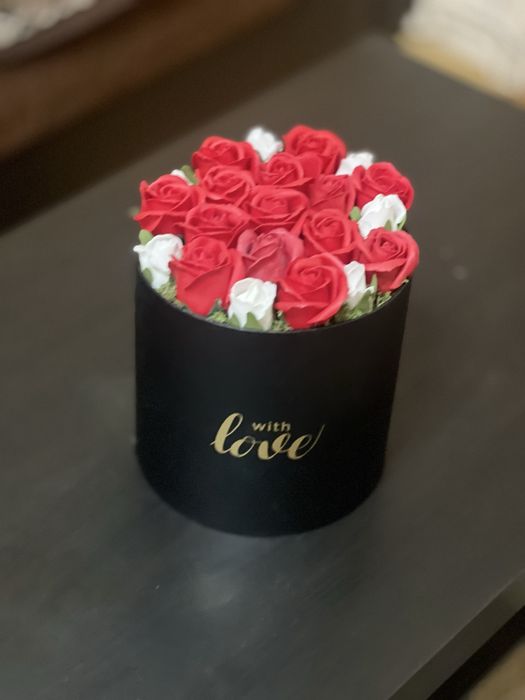 Aranjament cu tradafiri de sapun rosii