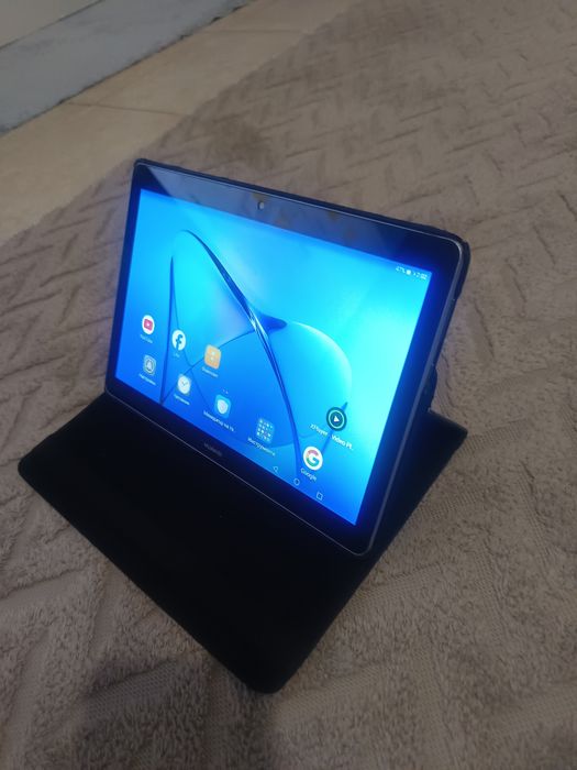 Tablet Huawei 10 инчов запазен със стъклен протектор и калъф 360*