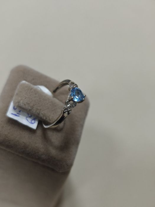 Inel aur alb 9k 1.50 Gr cu diamante și topaz in forma de inima (r)