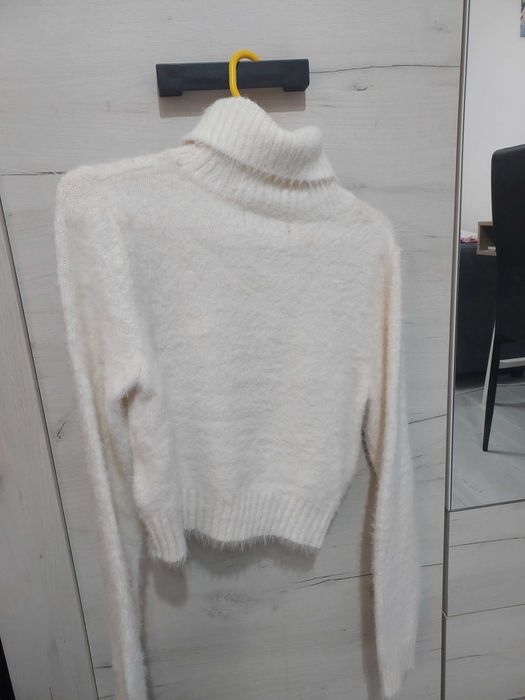 Vând pulover alb pufos