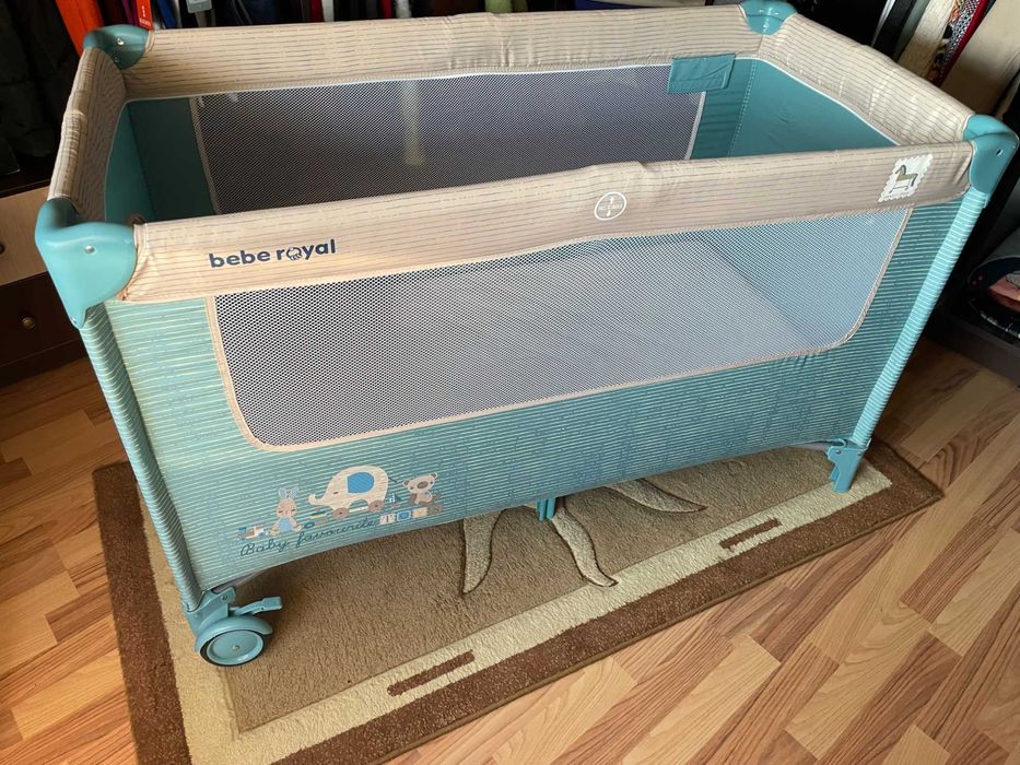 Vând pătuț de călătorie cu saltea și accesorii