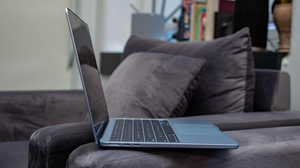 Macbook air m 4 16/256 100% 22 sikl 25 soatgacha yetadi quvati 10/10