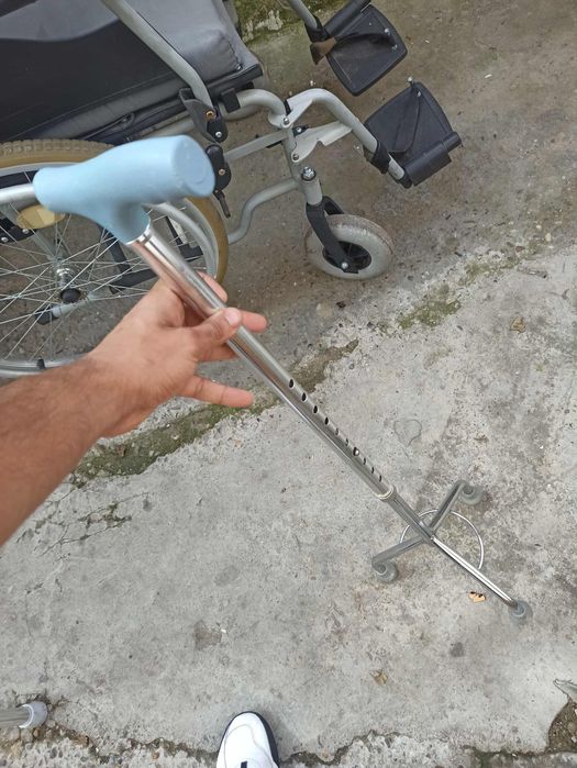 Vând scaun cu rotile ,baston și ce se vede în anunț