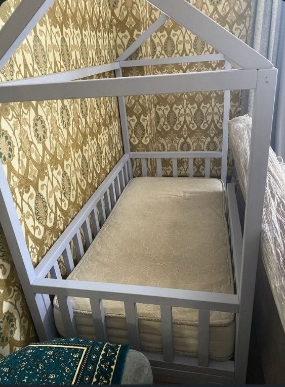 Продам детскую кроватку без матраса