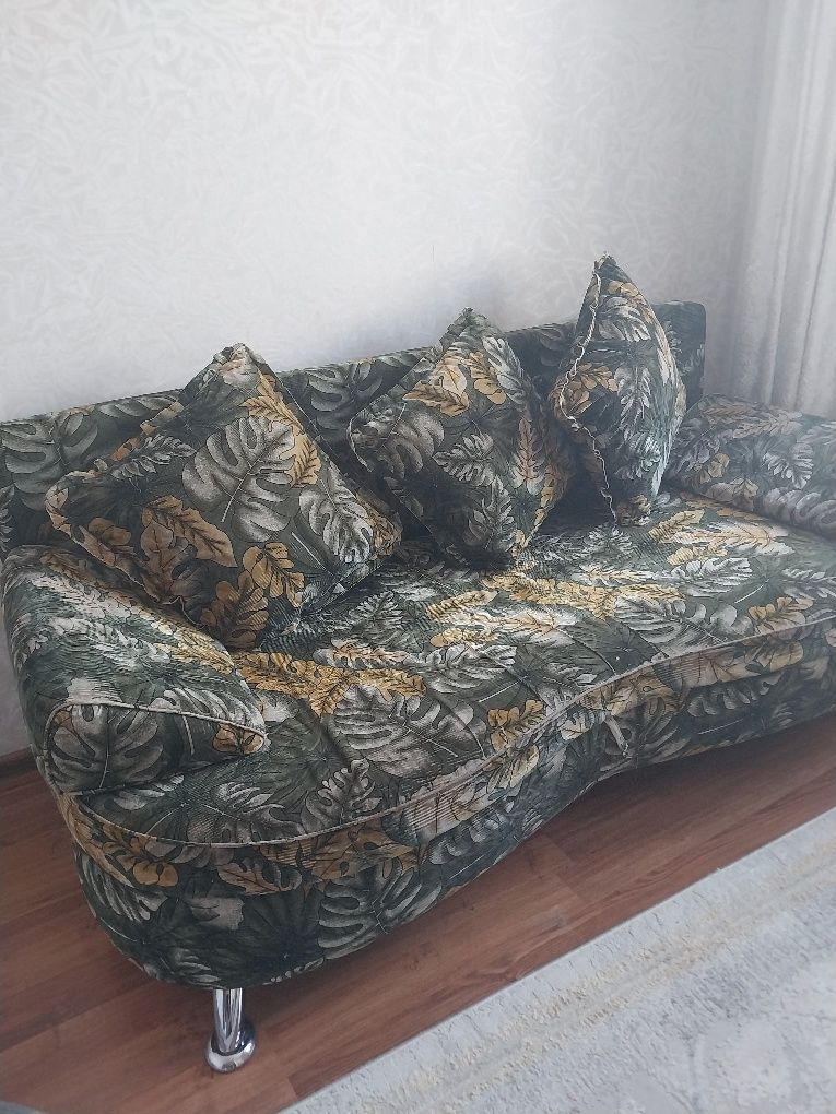 Продам диван сафа состоянии среднее