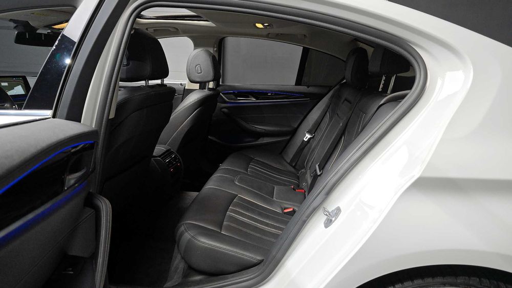 BMW 5-Series 520i Luxury   02