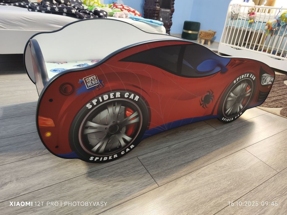 Vând pat mașină copiii