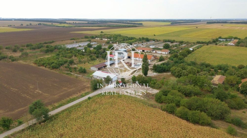 Продава се Промишлена сграда в с. Стефаново, Област Добрич - 6977 кв.м за 172 €/кв.м - Снимка #1