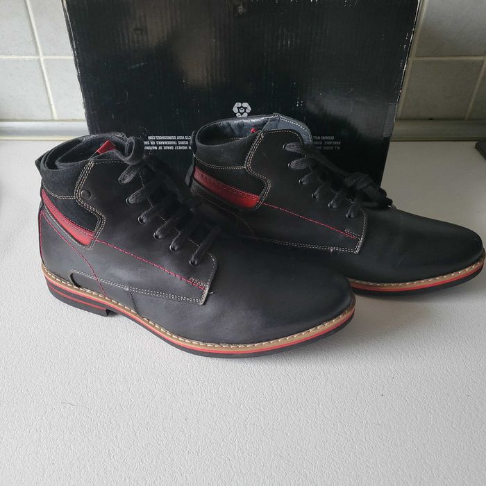 Ghete barbati piele naturala 42 negru cu rosu noi