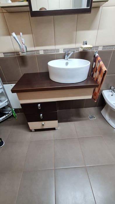 Mobilier baie cu etajera culisanta si lavoar
