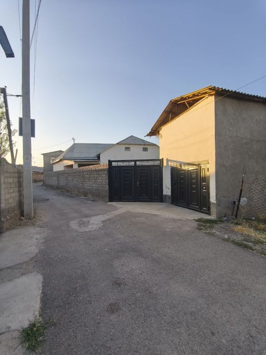 Продается дом в азадбаше 5.5 сотих 6 комнат возле дороги