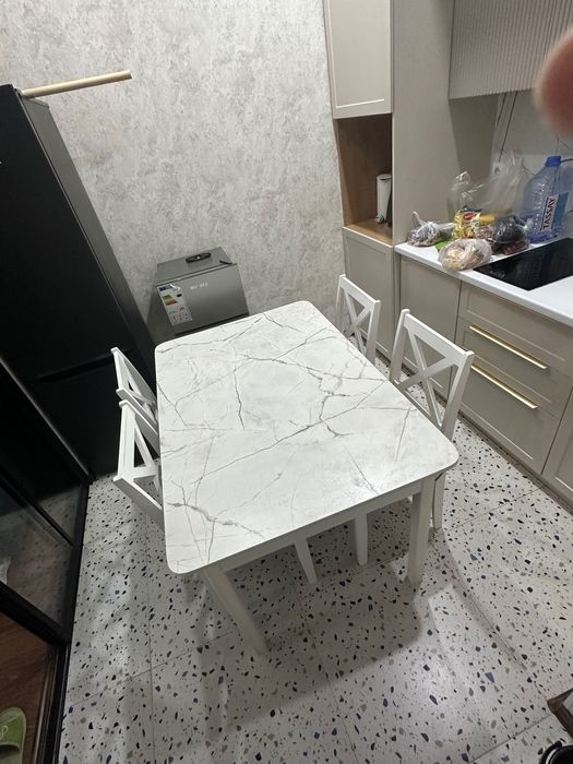 Стол со стульями