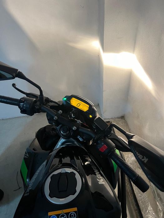 Motocicleta Kawasaki Z125 model 2023, CANDY LIME GREEN 1