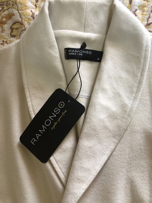 Продается костюм ( жакет с юбкой ).