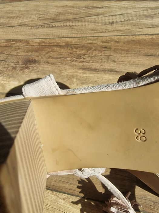 Sandale cu toc inalt gros crem, marimea 39