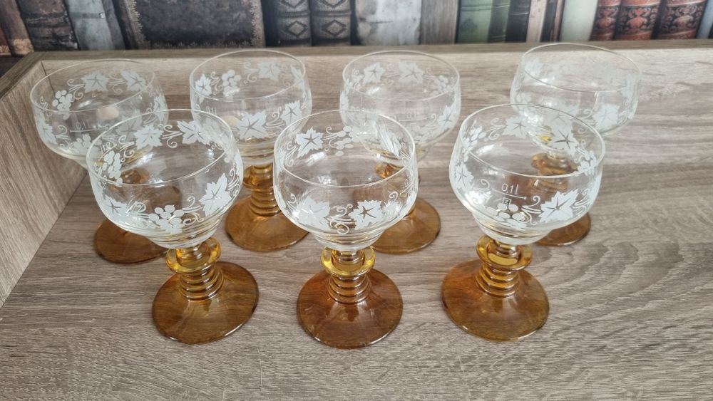 7 чаши със столче