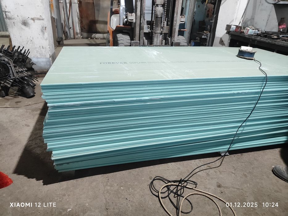 Продам гипсокартон влагостойкий есть не большие повреждения по краям.