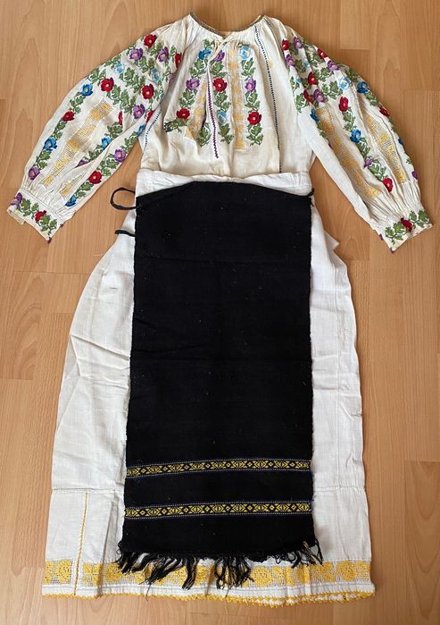 Costum tradițional ( ie și fota)