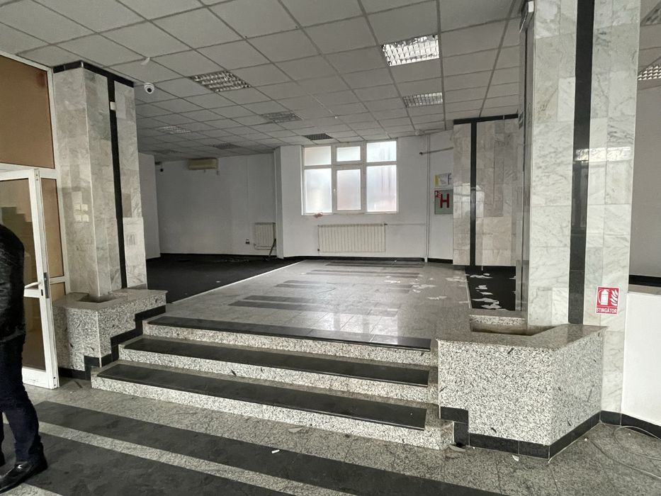 Vand spatiu comercial 1000 mp + teren