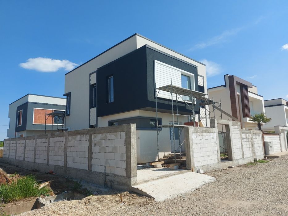 Costrucții case la rosu și la cheie