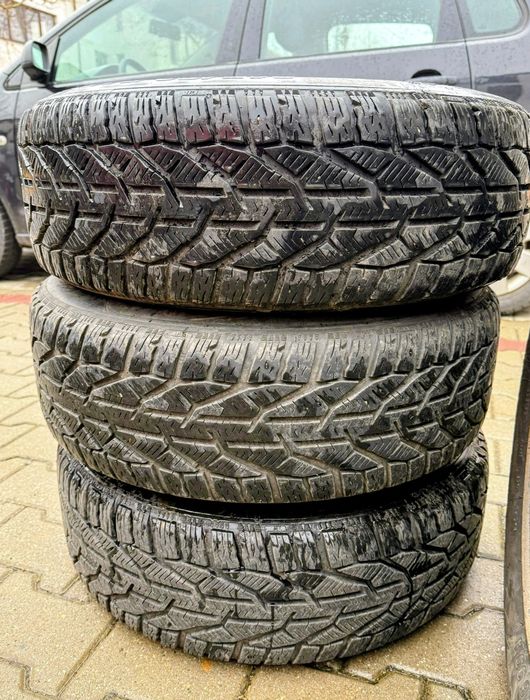 Set 4 roți de iarnă, jante de oțel și anvelope 215/60 R16.