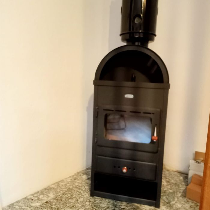 Șemineu/soba pe lemne cu plită