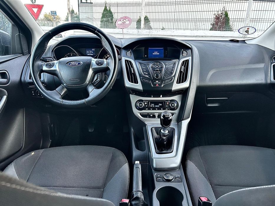 Ford focus Titanium 1.6 diesel 6+1 Viteze  Dublu Climatronic, Jante 17