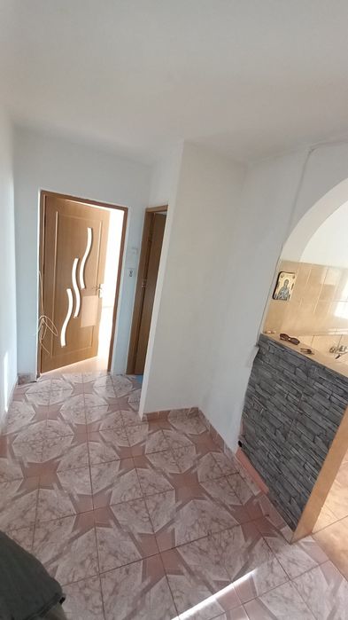 Vând apartament cu 2 camere,semidecomandat etaj 4 accept și schimb .