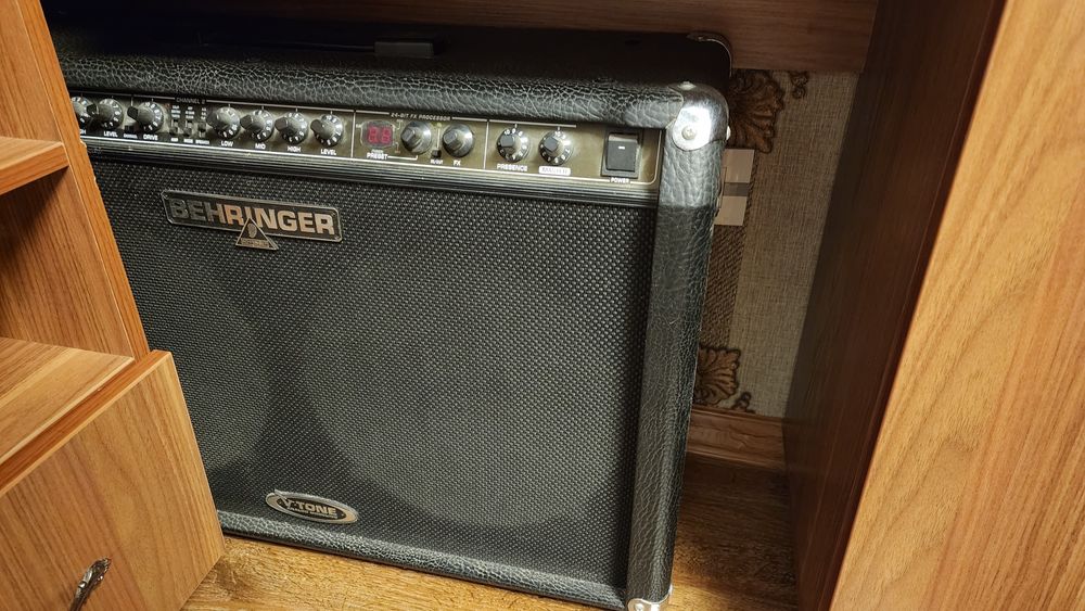 Комбик Behringer GMX 210 V-tone