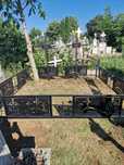 Felinar , masa și scaune din granit negru , cruce , gard funerar