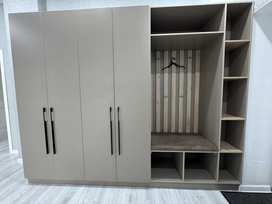 Шкаф для прихожей , новый бу 1 год