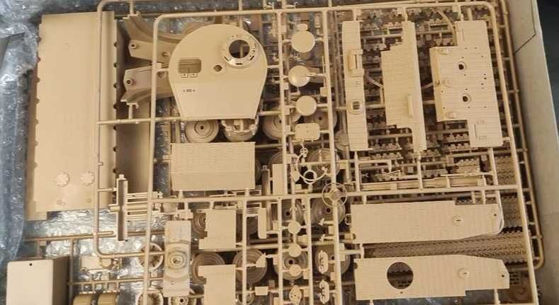 Сборная модель немецкого танка Т-VI TIGER 1 ausf E с циммеритом 1:35