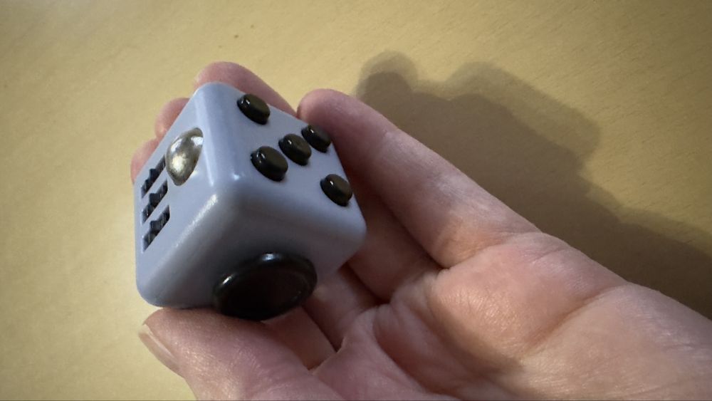 Антистресс серый кубик