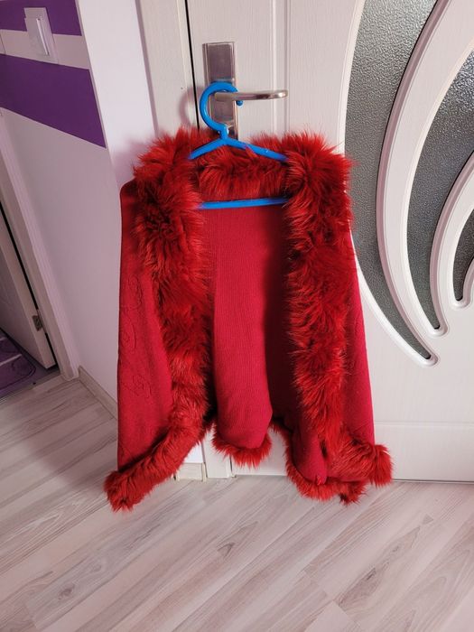 Vand pelerina   de culoare rosie