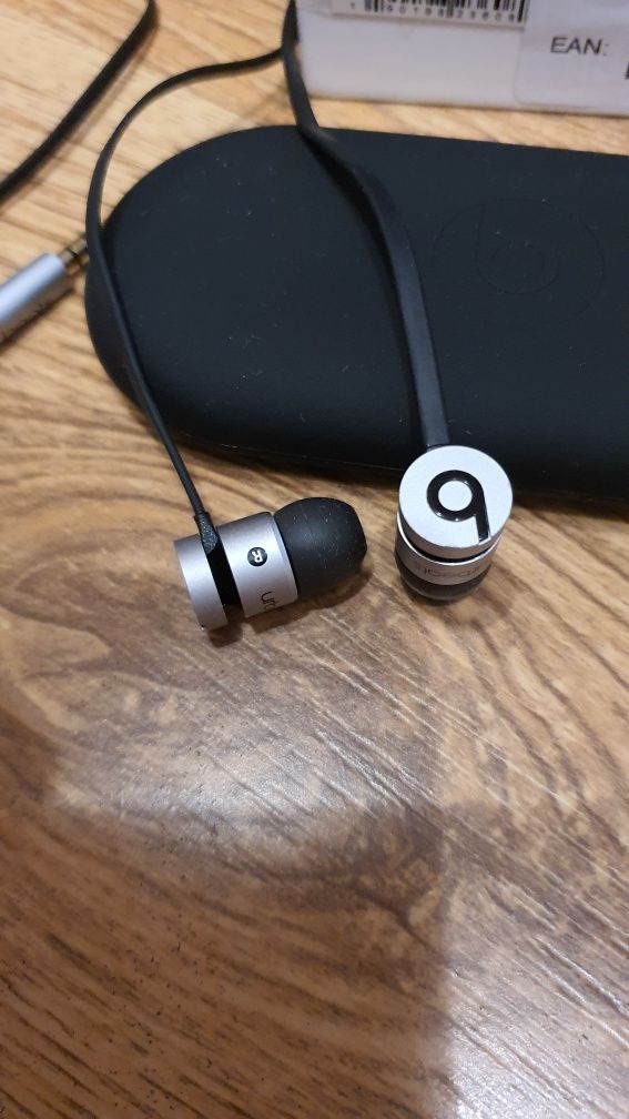 Beats URBeats Space Gray Edition Noi In Cutie Cu Toc Silicon