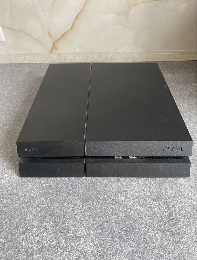 Ps 4+proiector+două contrloere+trei jocuri