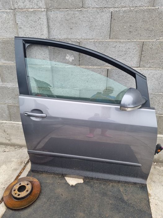 Vând ușă dreapta față completă  fără oglindă  VW golf5 plus