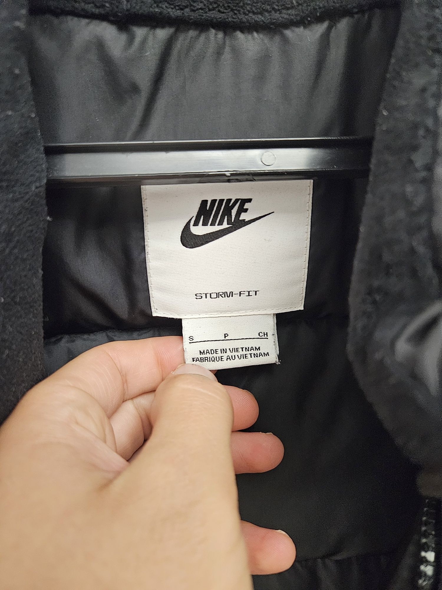 Vestă Nike originală 60% REDUCERE 

Preț magazin 799 ron.

Prețul este