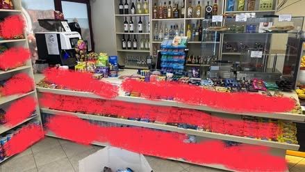 Стилажи и работен плот за магазин