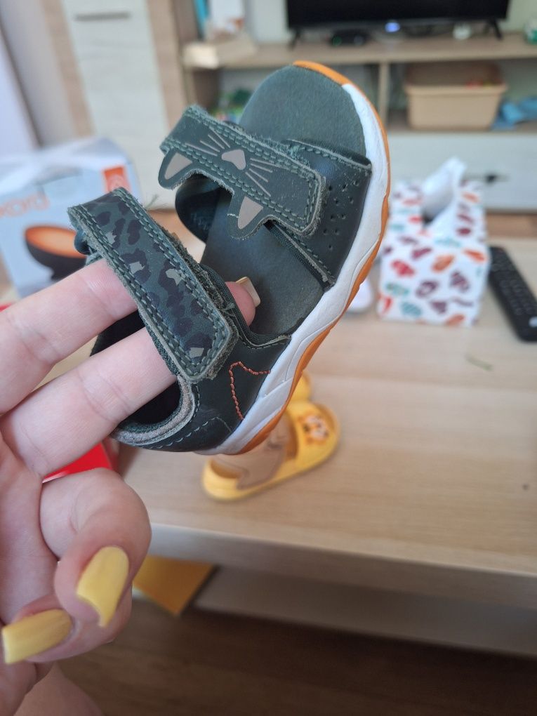 Детски кожени сандали Clarks с велкро