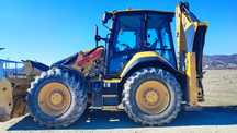 Buldoexcavataor si compactor Caterpillar