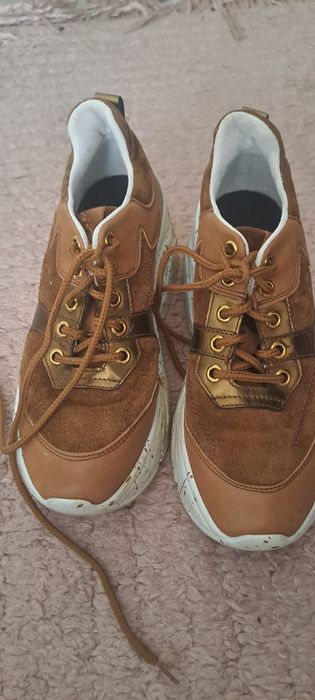 Дамски спортни обувки