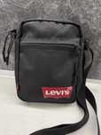Мъжка чанта Levi’s носена
