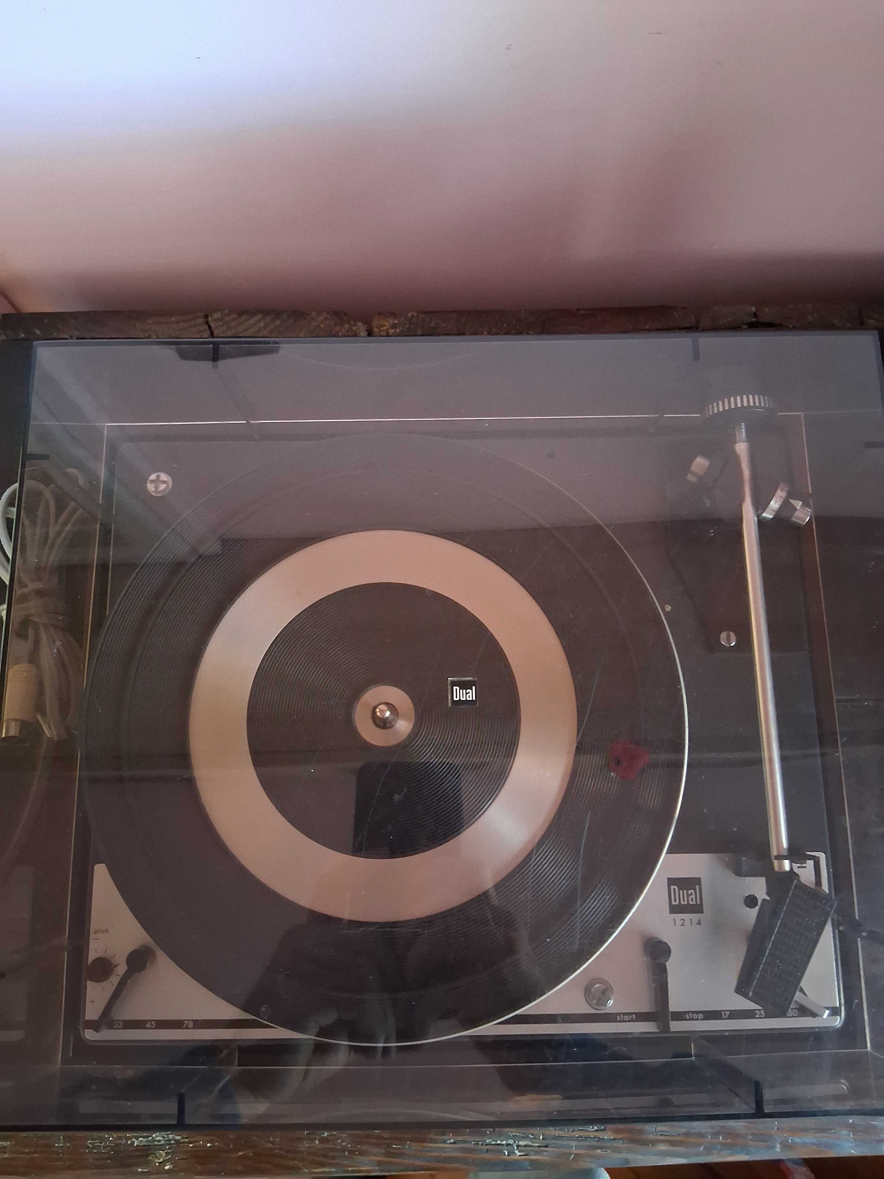 Продавам грамофон DUAL 1214